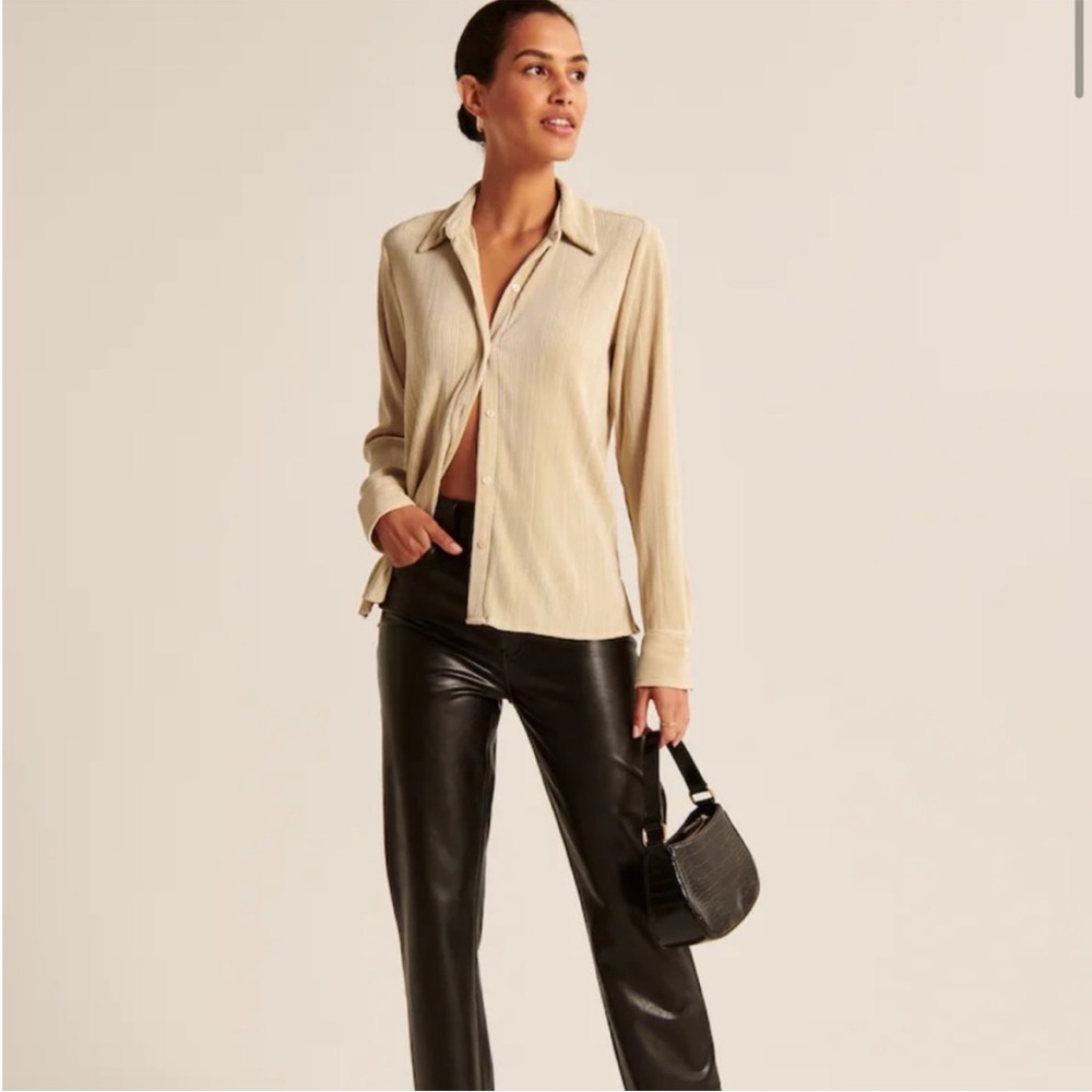 Abercrombie & Fitch Long-Sleeve Textured Satin Button-Up Shirt - Picture 4 of 6